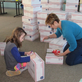 The Lincoln Laboratory Veterans' Network and family members package donations each year for the U.S. troops serving in Afghanistan and Iraq.