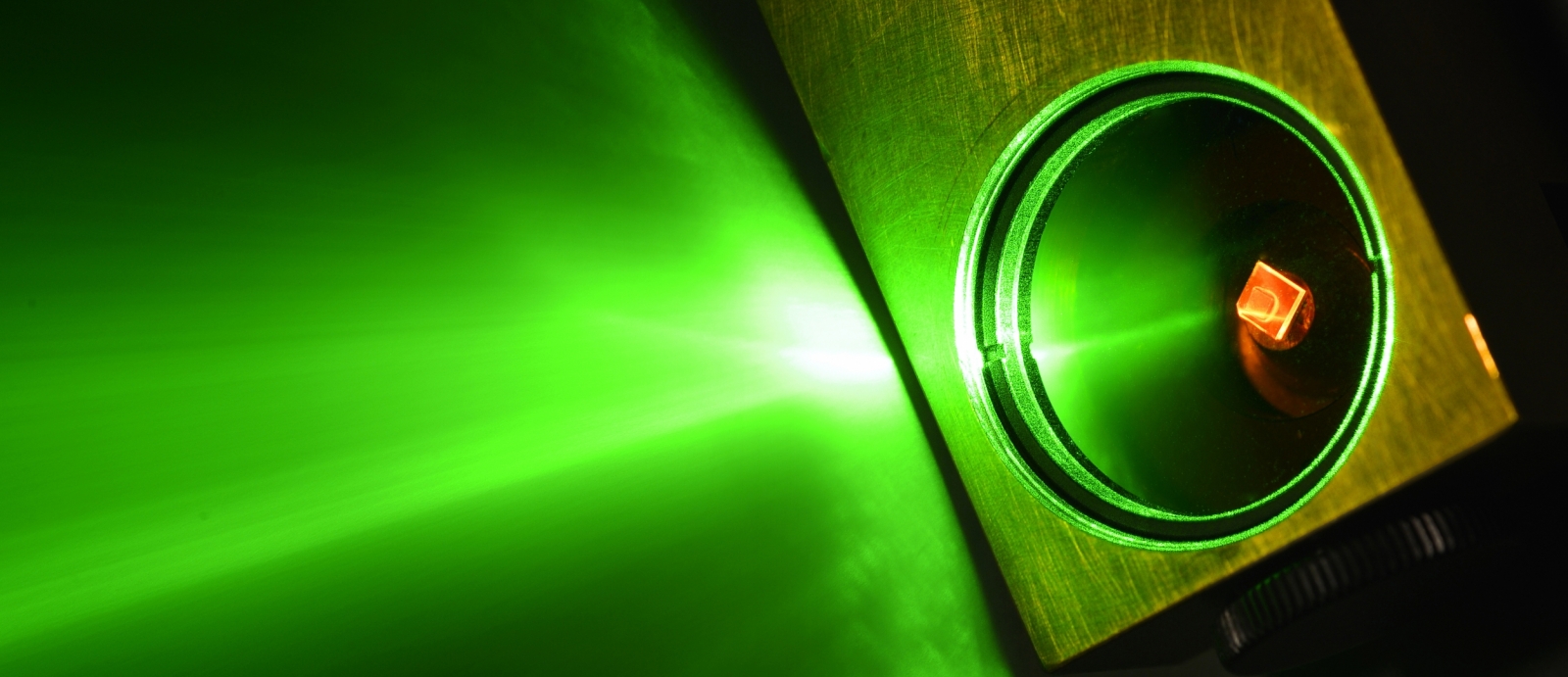 A light-trapping diamond waveguide