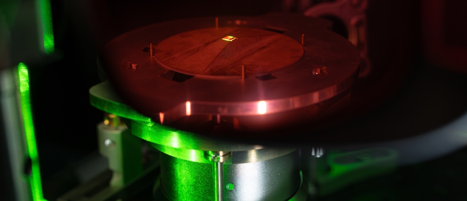 The quantum diamond at the center of the magnetic microscope contains nitrogen vacancy centers, which fluoresce red light when excited by a green laser and can be used to make high-speed, high-resolution images of magnetic fields.