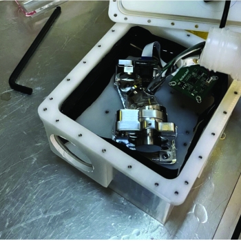 The optical system is filled with oil to render it insensitive to extreme deep-sea pressure.