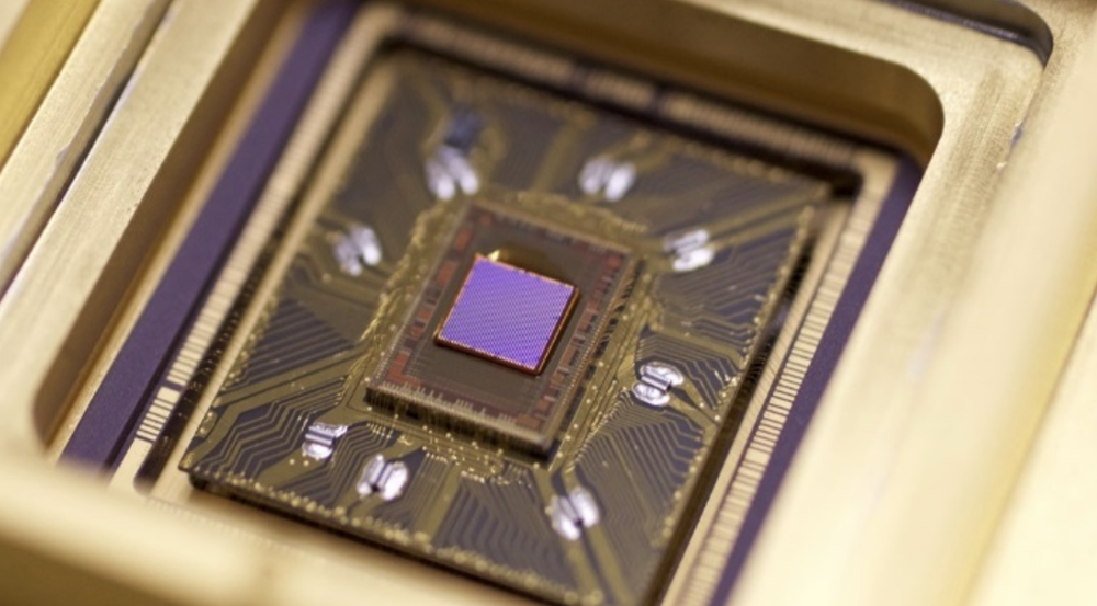 Avalanche photodetector array integrated on readout integrated circuit.