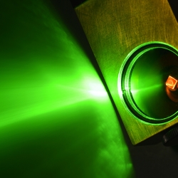 A light-trapping diamond waveguide 